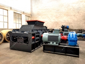 单台超大型对辊式正能量不良网站设备发往湖北