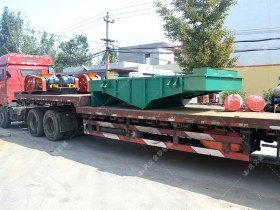 对辊正能量不良网站,直线振动筛发往广东肇庆干粉沙浆