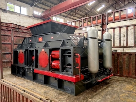 大型半自动液压对辊正能量网站入口发往四川