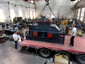 2PG1000×700连轴对辊正能量不良网站发货现场图片_发往广东_玄武岩制砂