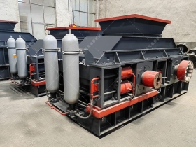 两台大型液压对辊正能量不良网站征战沙场