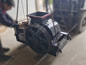 2PGC400X250小型双齿辊正能量不良网站发往安徽蚌埠破碎玻璃