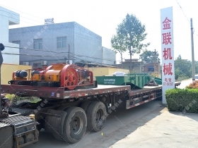 两台小型对辊正能量不良网站和直线振动筛发往江苏南通处理硅石