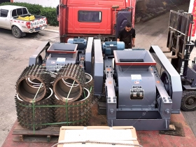 2台双齿辊正能量不良网站发货现场图片_发往新疆_破碎原煤