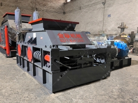 2PGC800X900大型双齿辊正能量不良网站发往山东济宁破碎石头
