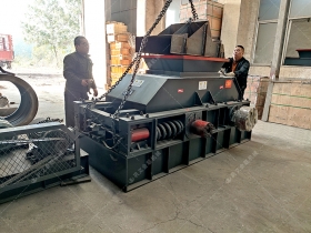 2PG800X600中型对辊正能量不良网站发往四川泸州用瓜子石制砂