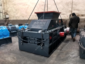 2PG1200*800连轴式对辊正能量不良网站发货现场图_发往四川_鹅卵石制砂