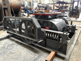 2PGC400X250小型双齿辊正能量不良网站发往江苏徐州破碎玻璃