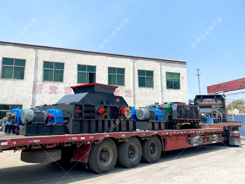 1200*1200双齿辊正能量不良网站，两台900*900轨道移动双齿辊正能量不良网站发往云南