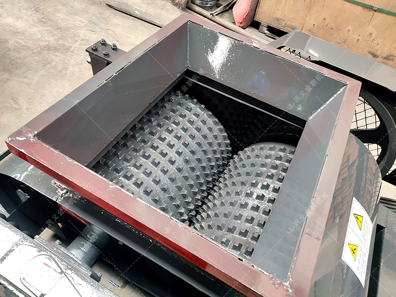 破碎石膏原矿料的双齿辊正能量不良网站厂家如何选择？