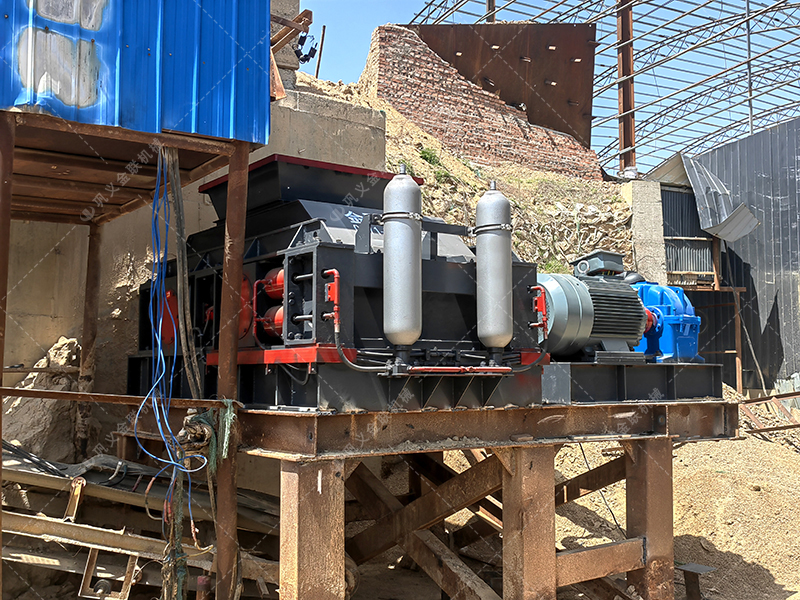 价格迷雾：影响一台液压对辊正能量网站入口成本的四大核心因素